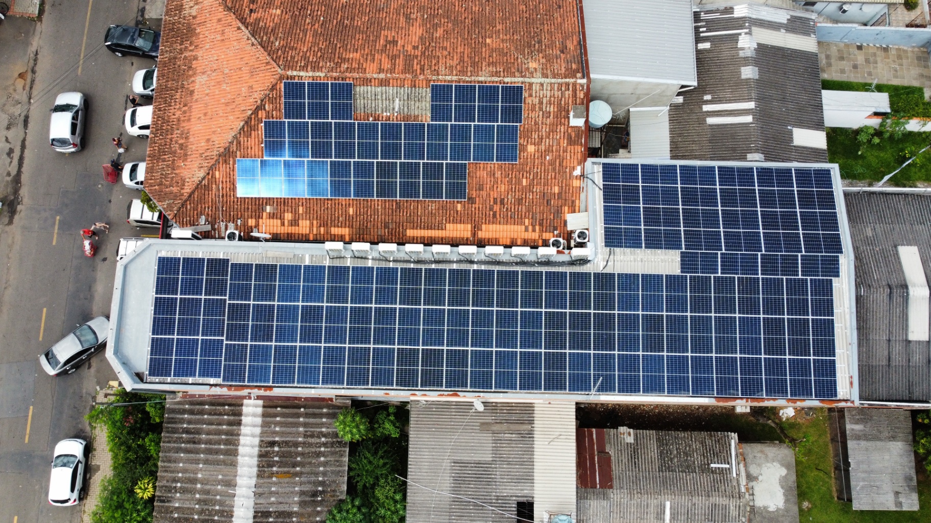 Residência moderna com sistema solar e bateria